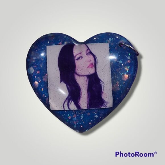 Dove Cameron Blue Glitter Heart Keychain - Picture 8 of 13